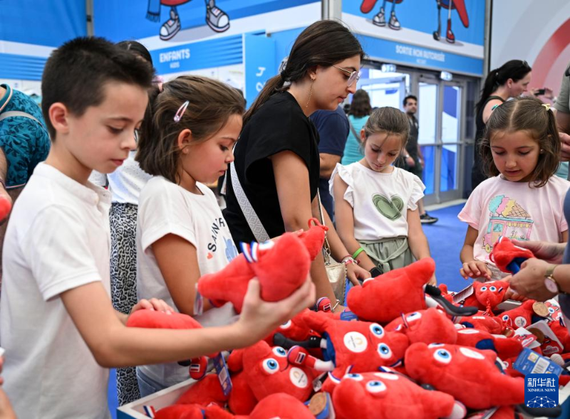 2024年巴黎奧運會80%的奧運會吉祥物“弗里吉”是中國制造。圖為6月27日，小顧客們在選購“弗里熱”周邊紀念品。（圖源：新華社）