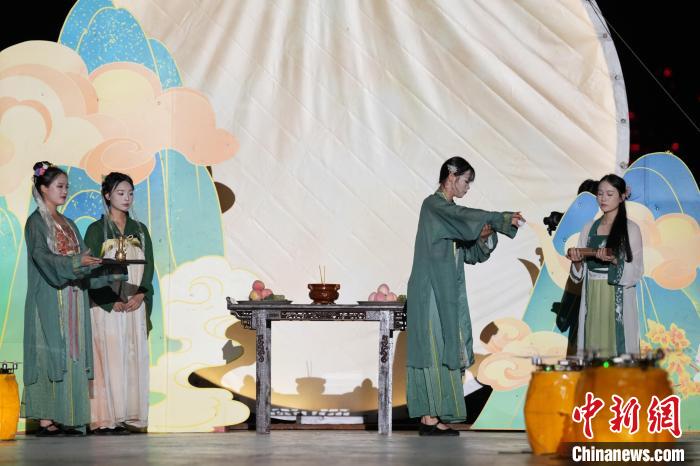 長沙基層勞動(dòng)者吃合攏宴、觀祭月禮迎中秋節(jié)