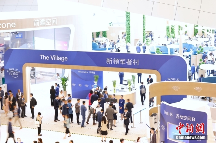 6月25日，世界經(jīng)濟(jì)論壇第十五屆新領(lǐng)軍者年會(huì)(又稱“夏季達(dá)沃斯論壇”)在遼寧大連開幕，來自近80個(gè)國(guó)家和地區(qū)的約1600位中外各界嘉賓相聚大連，共議“未來增長(zhǎng)的新前沿”，探尋世界經(jīng)濟(jì)增長(zhǎng)的新動(dòng)能、新路徑。<a target='_blank' href='/'>中新社</a>記者 韓海丹 攝