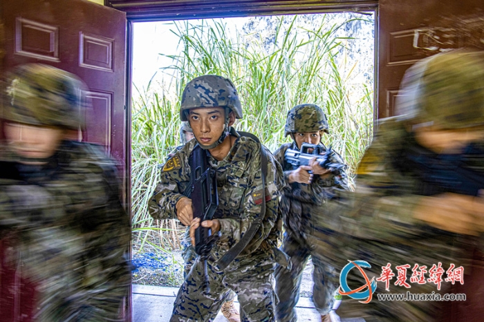 2、武警官兵在戰(zhàn)術(shù)訓(xùn)練突入房屋。劉晨 攝_副本