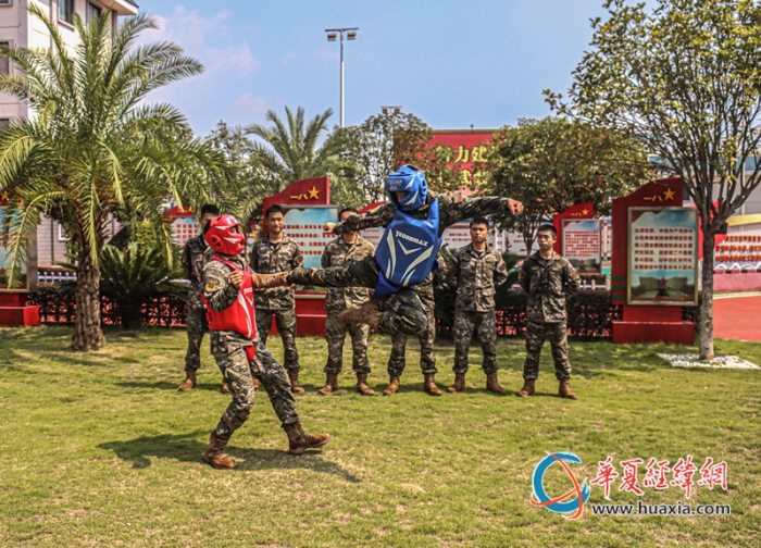 5、武警官兵在擒敵對(duì)抗訓(xùn)練中一招制敵。 黃卓森 攝_副本
