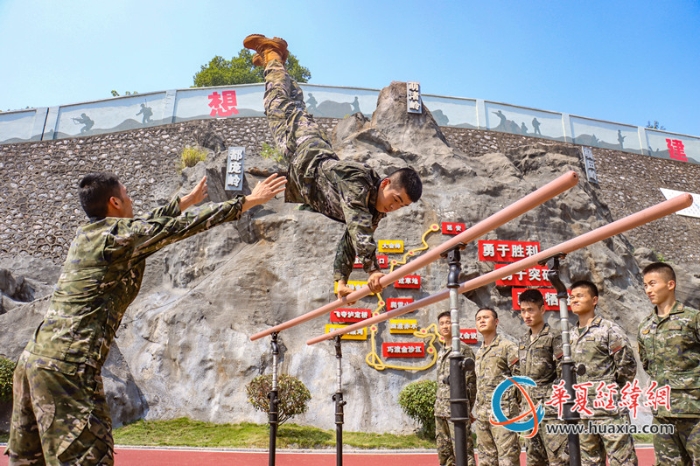 6、武警官兵在器械訓(xùn)練中身姿矯健。 黃卓森 攝_副本