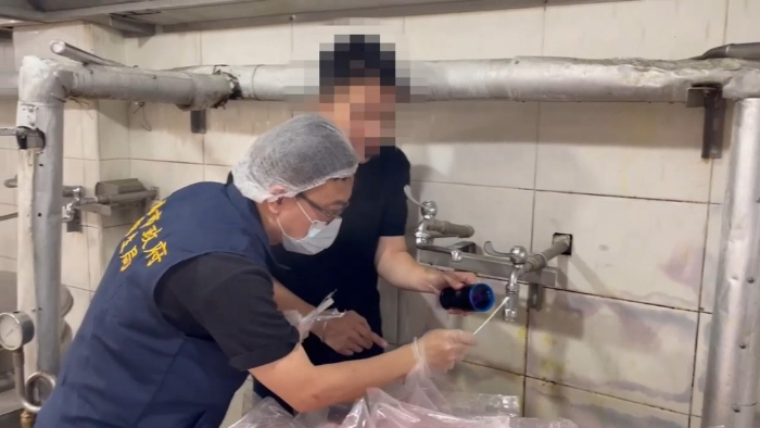 高雄市衛(wèi)生局前往中正預(yù)校，采集烹煮現(xiàn)場檢體送驗(yàn)