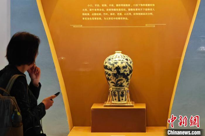 展現(xiàn)色彩美學(xué)南京六朝博物館“只此中國(guó)色——青”特展吸引觀(guān)眾