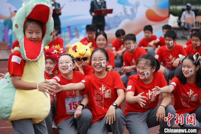 燃！南京中學(xué)生運(yùn)動(dòng)會(huì)創(chuàng)意無限“共繪家鄉(xiāng)美”