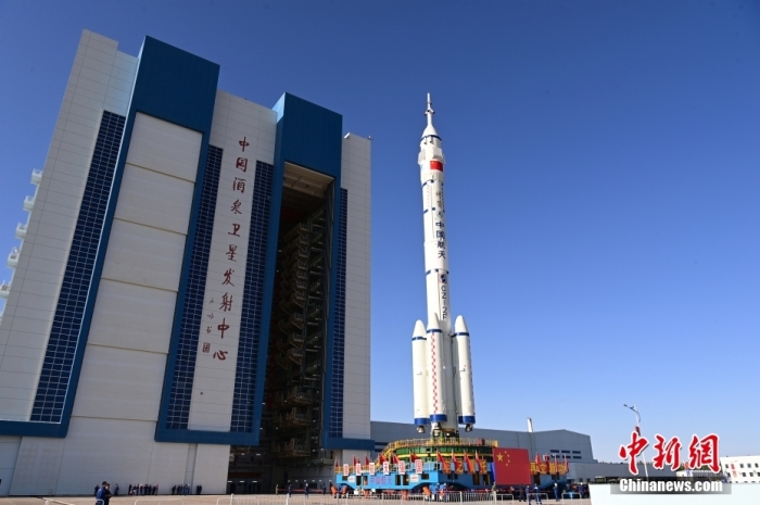 10月22日，據(jù)中國載人航天工程辦公室消息，神舟十九號載人飛船與長征二號F遙十九運載火箭組合體已轉(zhuǎn)運至發(fā)射區(qū)。 <a target='_blank' href='/'>中新社</a>發(fā) 汪江波 攝