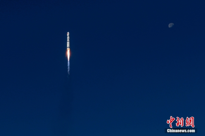 北京時間2024年10月22日8時10分，我國在太原衛(wèi)星發(fā)射中心使用長征六號運載火箭，成功將天平三號衛(wèi)星發(fā)射升空，衛(wèi)星順利進入預定軌道，發(fā)射任務獲得圓滿成功。該衛(wèi)星主要用于地面雷達設備標校和RCS測量，為地面光學設備成像試驗和低軌空間環(huán)境探測監(jiān)視試驗提供支持，為大氣空間環(huán)境測量和軌道預報模型修正提供服務。鄭逃逃 攝