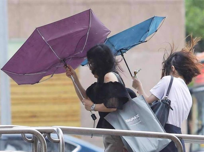 氣象粉專提醒，明天準(zhǔn)備迎接近20年範(fàn)圍最大的登陸颱風(fēng)，全臺(tái)都相當(dāng)有感。（本報(bào)資料照片）