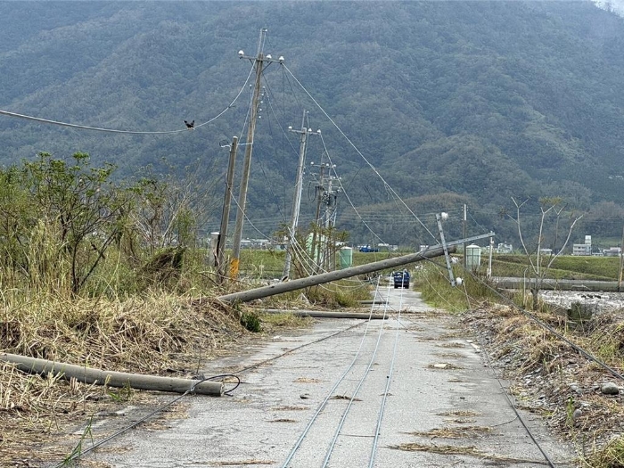 康芮颱風造成臺灣曾停電戶數(shù)為近年颱風之最逾97萬戶的紀錄，大型樹木、電桿倒斷嚴重，等待道路搶通不僅延長了整體搶修時間，清除倒樹、重新建桿的作業(yè)也相當耗時。（圖／臺電提供）