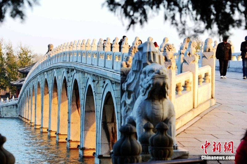 北京:頤和園十七孔橋“金光穿洞”景象開始“閃亮登場”