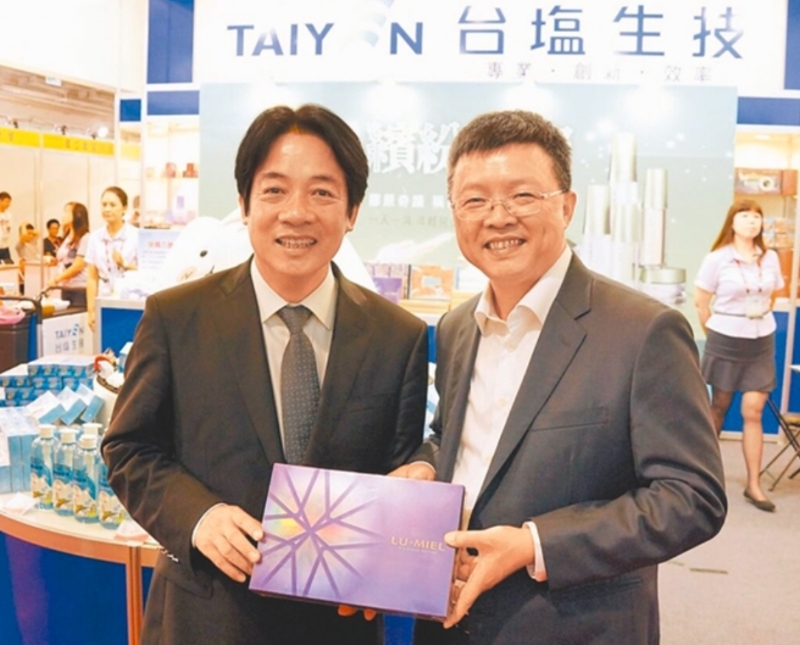 圖為2016年時(shí)任臺(tái)南市長(zhǎng)賴清德（左）與臺(tái)鹽前董事長(zhǎng)陳啟昱（右）。（圖源：臺(tái)灣“中時(shí)新聞網(wǎng)”）
