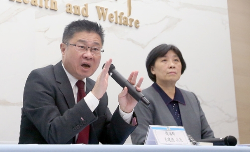 衛(wèi)福部霸凌案件頻傳，衛(wèi)福部次長呂建德（左起）及人事處長李玉惠29日召開記者會說明最新調查結果
