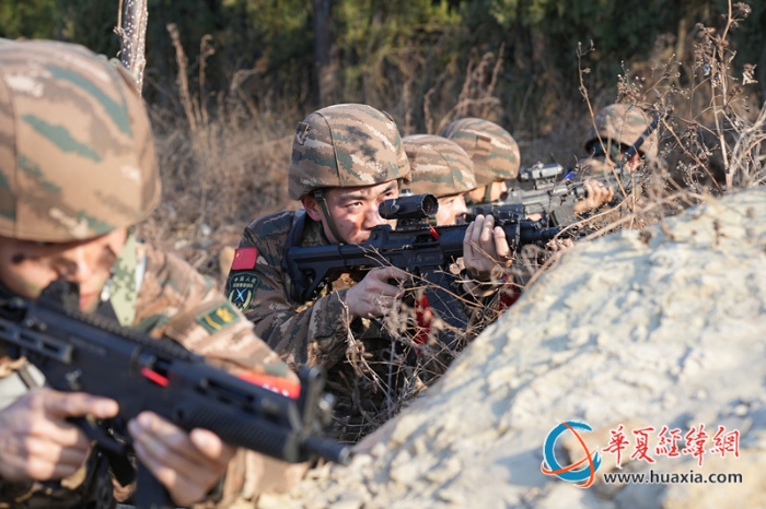 圖8  2024年12月10日特戰(zhàn)隊員在實施警戒（陳希）_副本