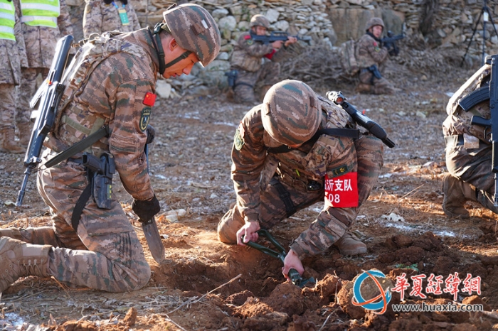 圖5  2024年12月15日特戰(zhàn)隊員在合力構(gòu)筑掩體（陳希）_副本