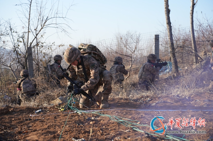 圖2  2024年12月15日特戰(zhàn)隊員在組織清理障礙（陳希）_副本