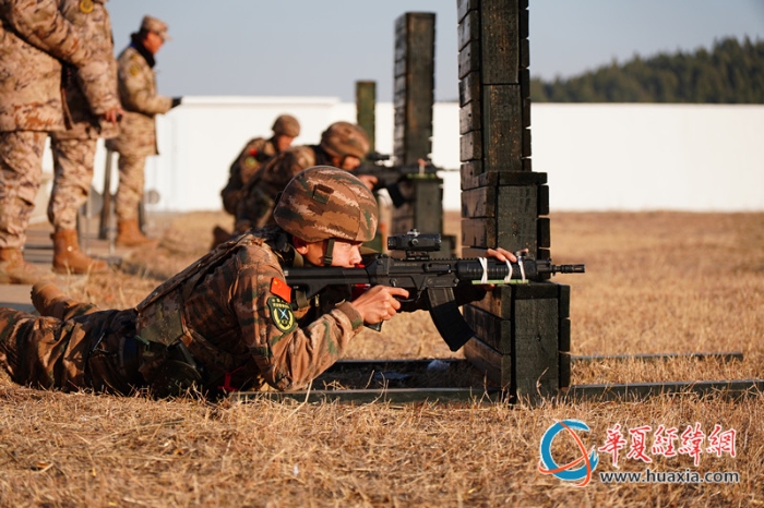 圖6  2024年12月14日特戰(zhàn)隊員依托掩體進行射擊（陳希）_副本