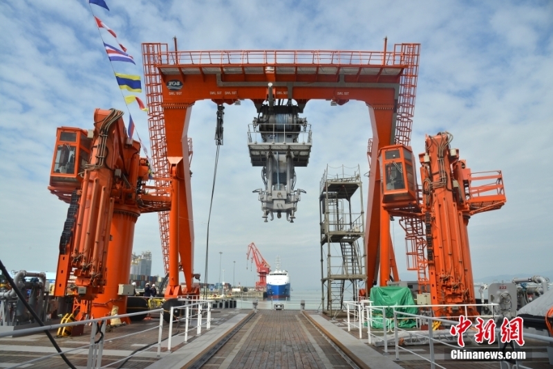 深遠(yuǎn)海多功能科學(xué)考察及文物考古船“探索三號”在三亞入列