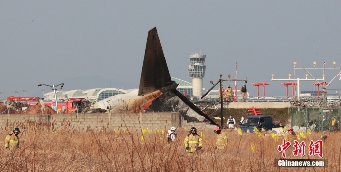 當地時間12月29日上午9時7分許，由泰國曼谷起飛的濟州航空7C2216號航班在位于韓國全羅南道的務安機場著陸時以機腹著陸，之后脫離跑道撞向機場圍墻，并爆炸起火。機上共有181人，截至當地時間18時10分，消防部門已確認176人遇難，3人仍失蹤，2人獲救。圖為熏黑的飛機尾部。<a target='_blank' href='/'>中新社</a>發(fā) 韓國紐斯頻通訊社 供圖