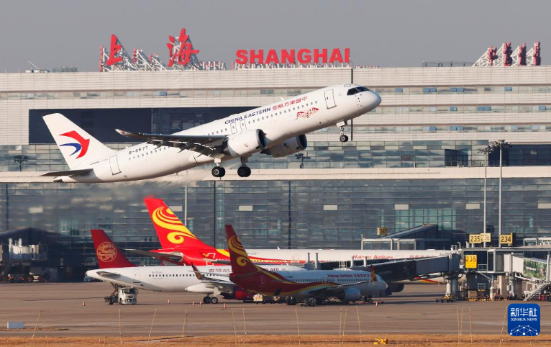 1月1日，東航C919執(zhí)飛的MU721航班從上海虹橋機(jī)場起飛。新華社發(fā)（東方航空供圖）