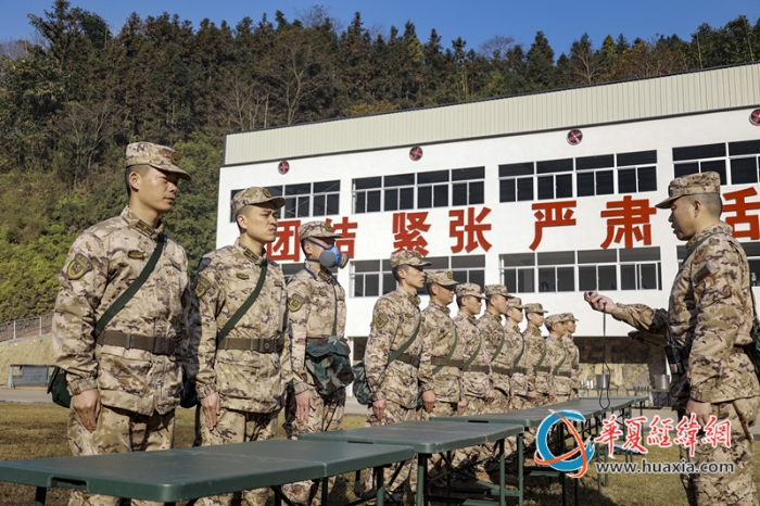 5 防毒面具使用訓(xùn)練。毛胤德攝_副本