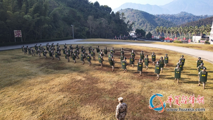 7 警棍盾牌術(shù)訓(xùn)練。張煜梁攝_副本