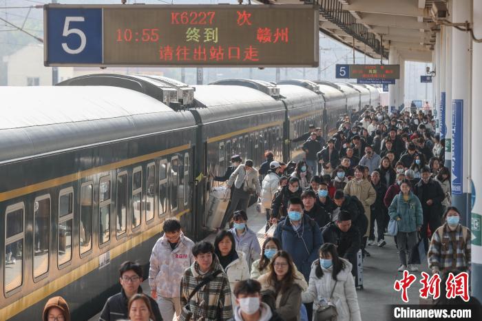 （新春見聞）中國(guó)鐵路春運(yùn)單日旅客發(fā)送量創(chuàng)歷史新高