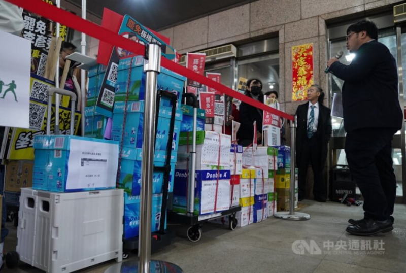 民進黨不堪在臺立法機構連連挫敗，在島內發(fā)動“大罷免潮”。圖為罷免團體前往臺選務部門送件。（圖源：臺灣“中央社”）