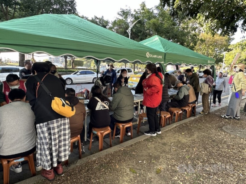 圖為罷免團體在路上擺攤，供填寫聯(lián)署民代罷免書。（圖源：臺灣“中央社”）