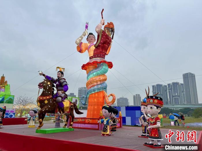 2月12日是乙巳年元宵節(jié)，新北市“靈蛇獻(xiàn)瑞 一起PLAY”燈會(huì)上，展出來(lái)自江蘇省的花燈。中新社記者 路梅 攝