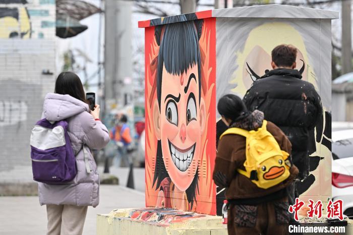 電影《哪吒2》經(jīng)典角色涂鴉亮相重慶街頭