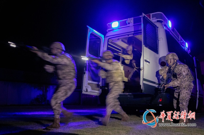 圖1：武警官兵迅速出動。_副本