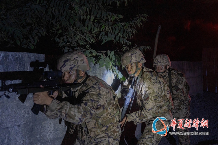 圖4：武警官兵隱蔽接近目標。_副本