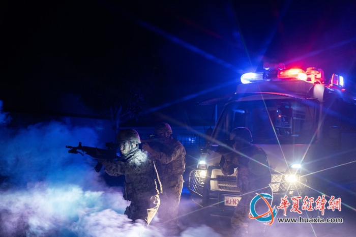 圖5：武警官兵掩護隊友追擊目標。_副本