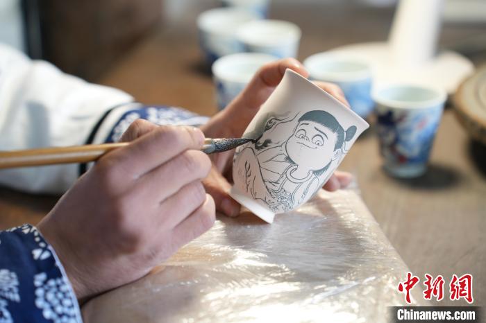 江西景德鎮(zhèn)：國(guó)漫頂流哪吒“邂逅”千年非遺青花瓷