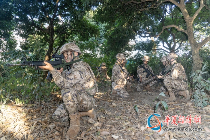 1、 武警官兵利用無人機(jī)偵察戰(zhàn)場環(huán)境。_副本