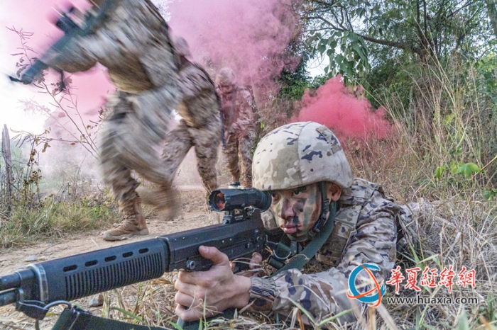 2、武警官兵快速出動。_副本