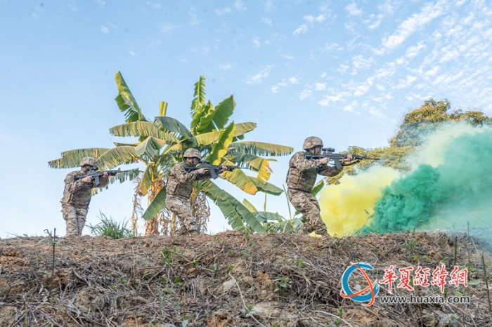 5、武警官兵沿山路搜索追擊。_副本