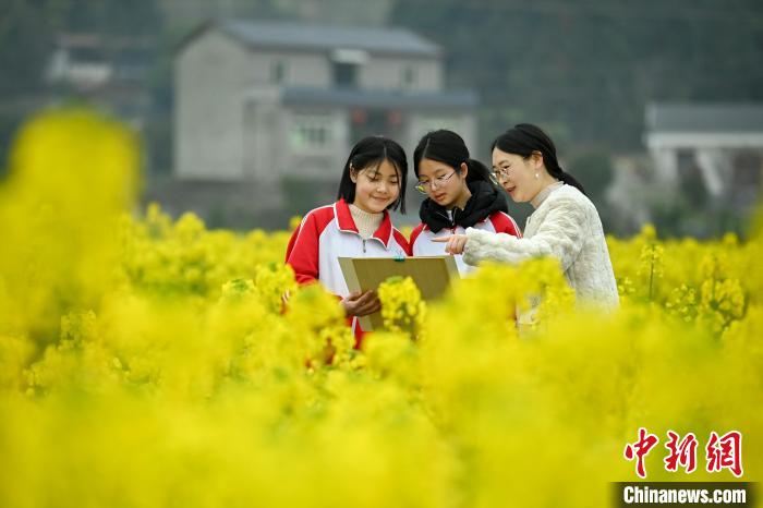 四川眉山：師生走進鄉(xiāng)村田間寫生創(chuàng)作