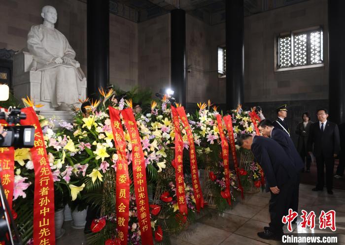 3月12日，江蘇省暨南京市各界人士拜謁中山陵。中新社記者 泱波 攝