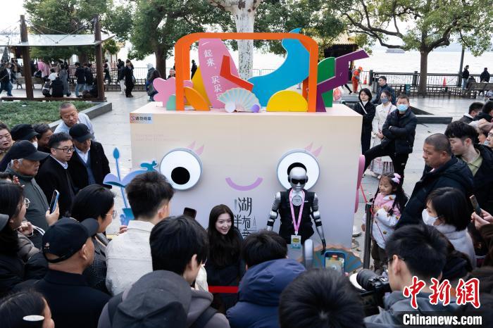 浙江杭州：機(jī)器人在西湖畔“就業(yè)”