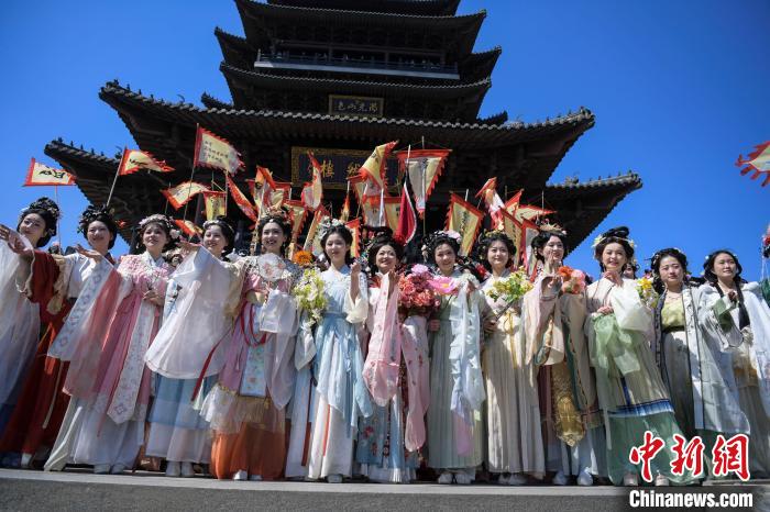 山東濟(jì)南：花朝節(jié)浪漫開(kāi)場(chǎng)