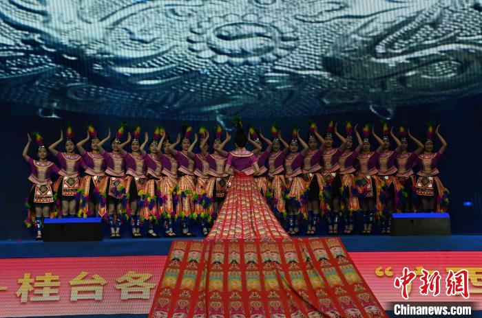 圖為大聯(lián)歡活動(dòng)現(xiàn)場(chǎng)舞蹈《樣樣美》表演。中新網(wǎng)記者 蔣雪林?jǐn)z