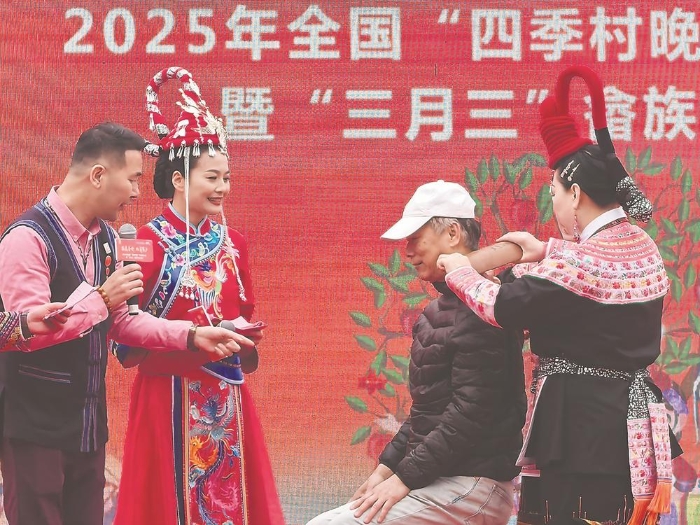 臺(tái)胞體驗(yàn)畬醫(yī)畬藥。記者 王毅 攝（來源：福建日?qǐng)?bào)）