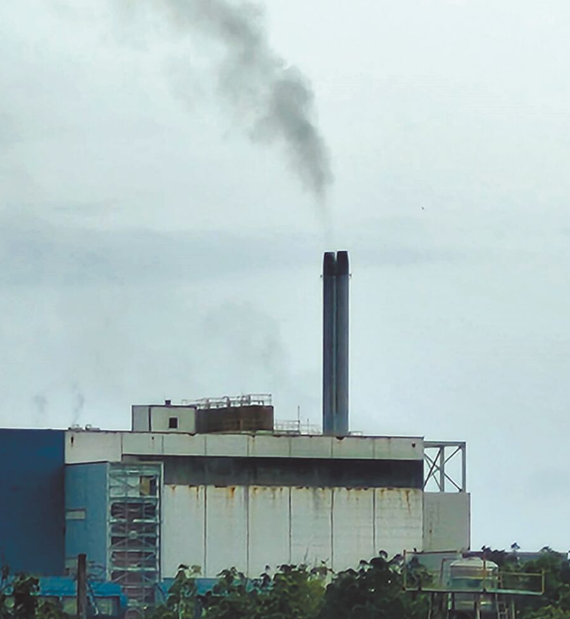 臺東縣焚化廠煙囪近日冒出黑煙