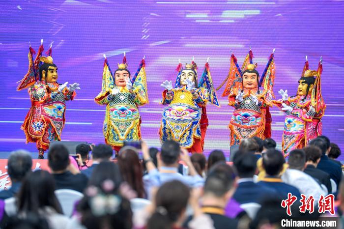 圖為臺灣圣義龍獅團(tuán)帶來的表演《電音三太子》。記者 劉忠俊 攝