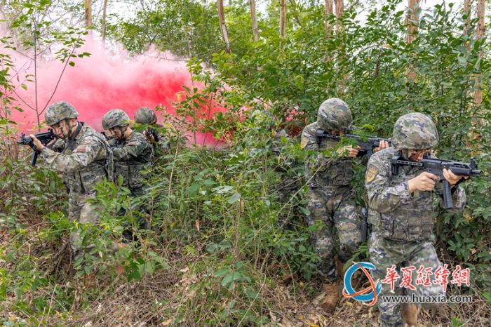 1、2025年4月16日，武警官兵進行小組交替掩護搜索。_副本