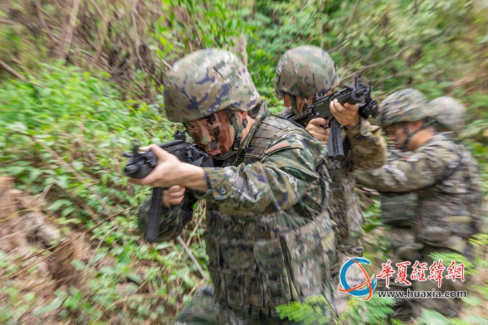 5、2025年4月16日，武警官兵進行小組協(xié)同搜索_副本