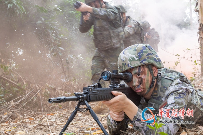 7、2025年4月16日，武警狙擊手掩護隊友快速出動_副本