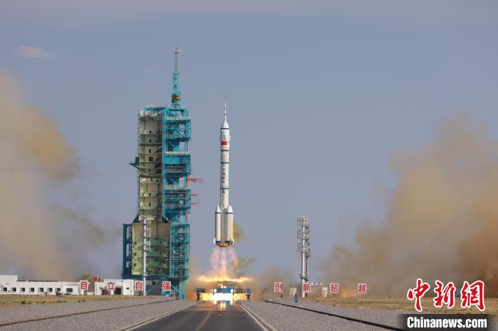 “神二十”升空“追星族”用鏡頭定格航天高光時刻