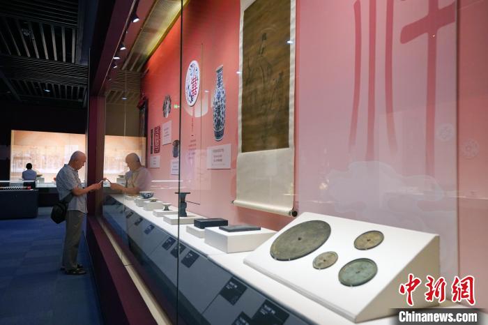 “四川各民族文物上的吉祥圖案”特展吸引觀眾觀展